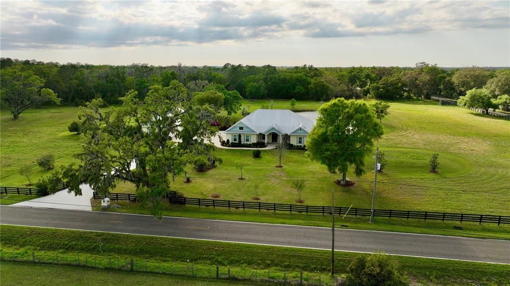 Под контрактом: $2,600,000 (5 спален, 4 ванн, 4577 Квадратных фут)