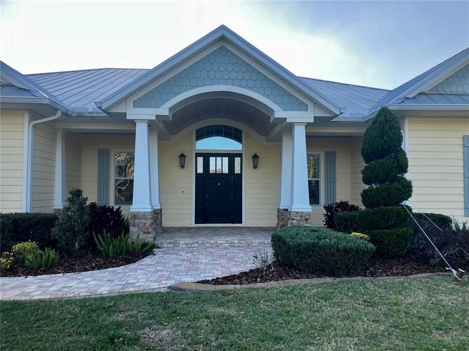 Под контрактом: $2,600,000 (5 спален, 4 ванн, 4577 Квадратных фут)