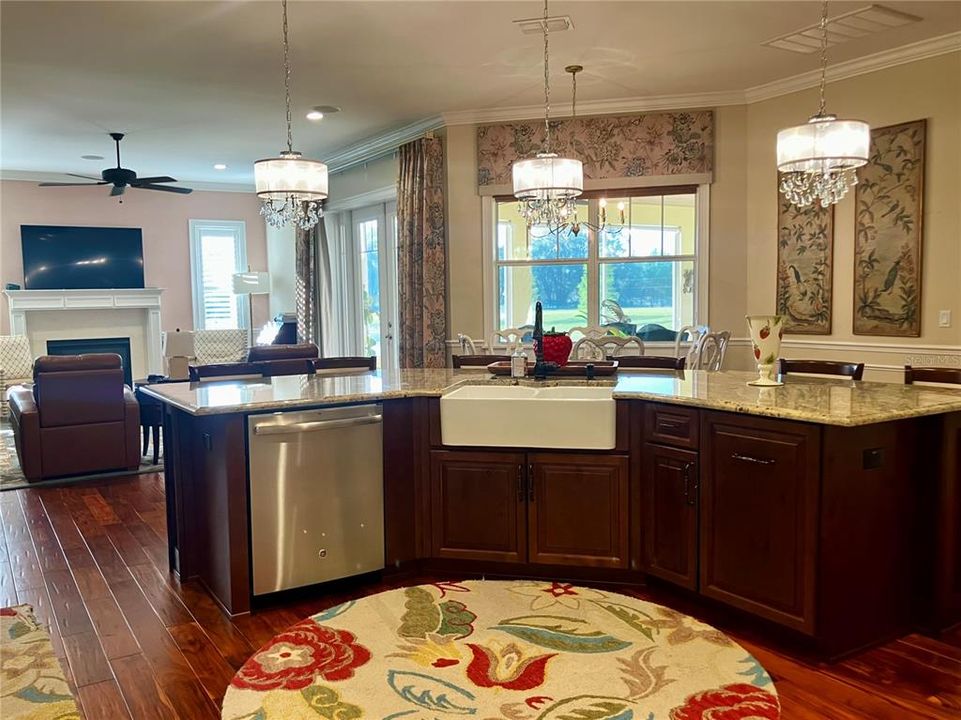 Под контрактом: $2,600,000 (5 спален, 4 ванн, 4577 Квадратных фут)