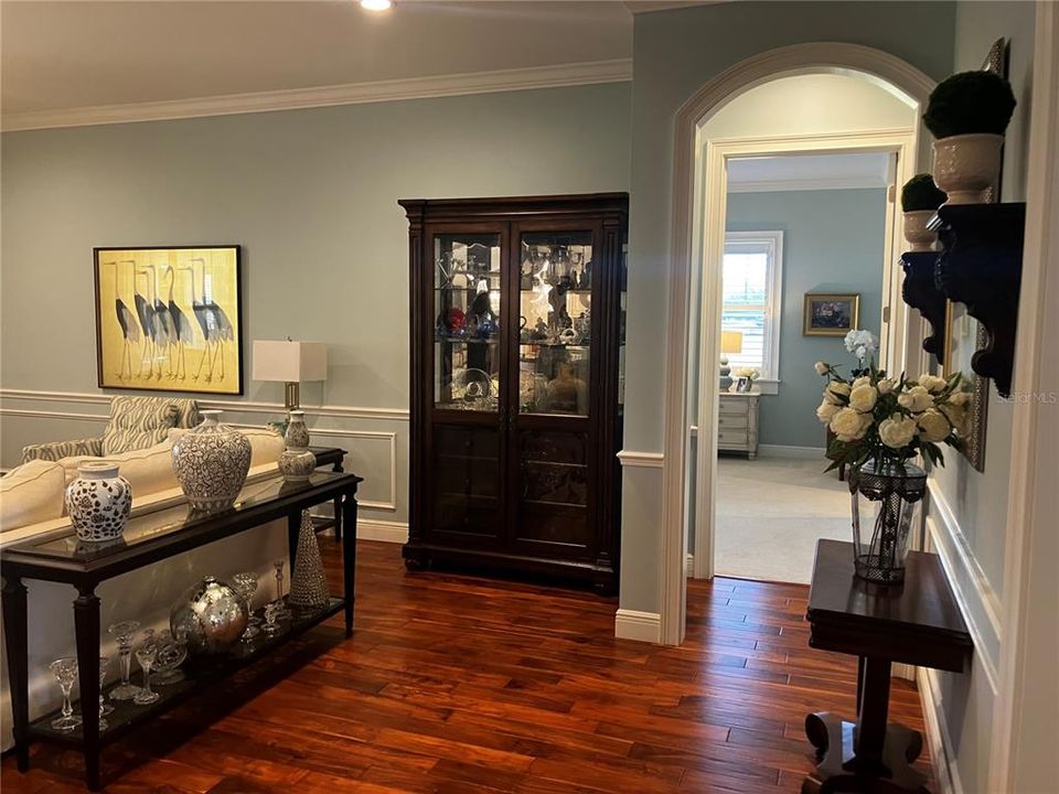 Под контрактом: $2,600,000 (5 спален, 4 ванн, 4577 Квадратных фут)