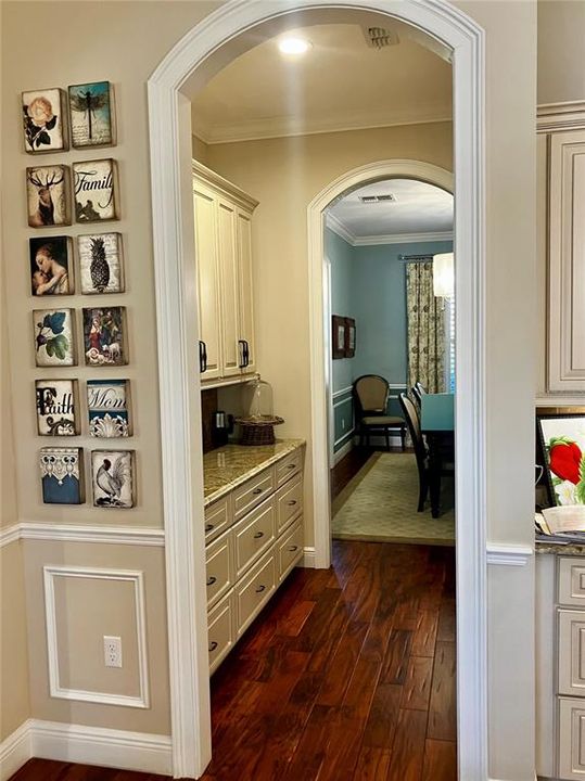 Под контрактом: $2,600,000 (5 спален, 4 ванн, 4577 Квадратных фут)