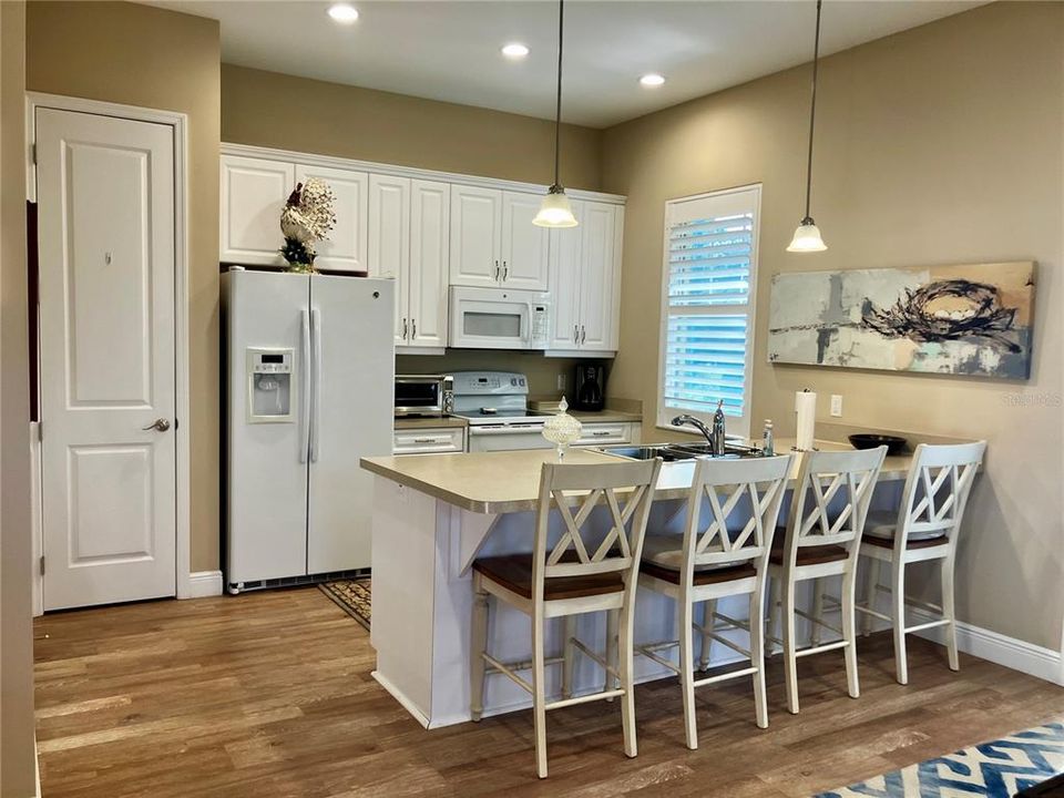 Под контрактом: $2,600,000 (5 спален, 4 ванн, 4577 Квадратных фут)