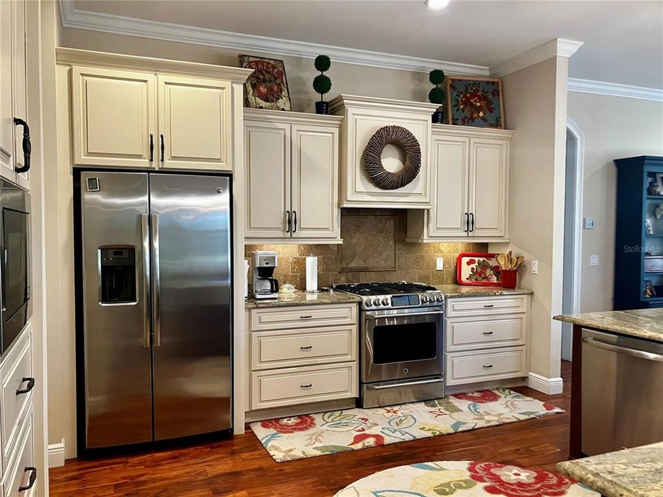 Под контрактом: $2,600,000 (5 спален, 4 ванн, 4577 Квадратных фут)