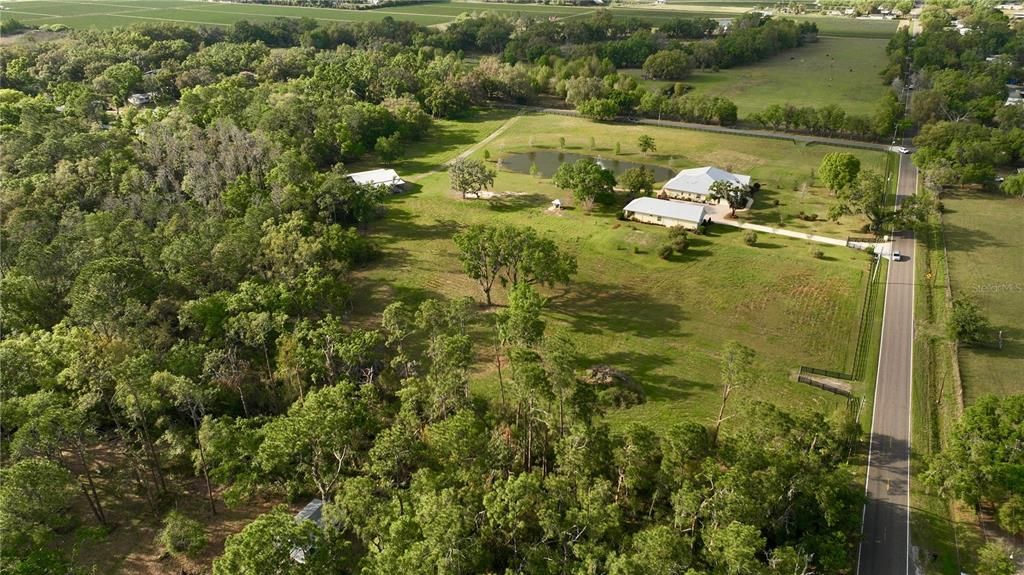 Под контрактом: $2,600,000 (5 спален, 4 ванн, 4577 Квадратных фут)