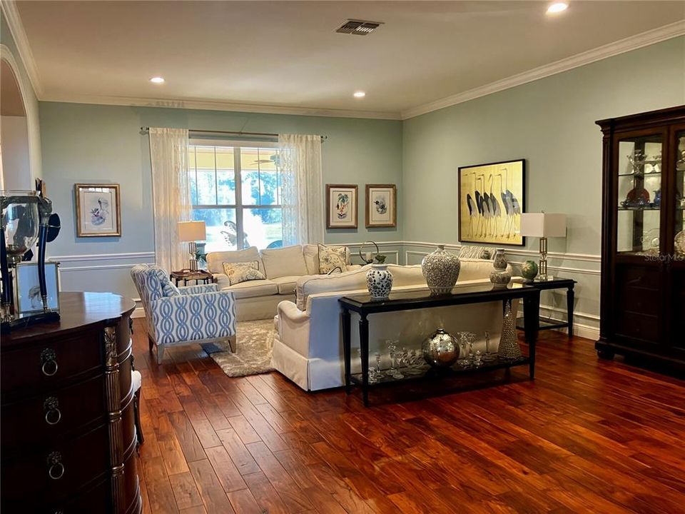 Под контрактом: $2,600,000 (5 спален, 4 ванн, 4577 Квадратных фут)