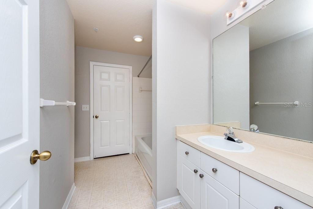 待售: $185,000 (2 贝兹, 2 浴室, 1161 平方英尺)