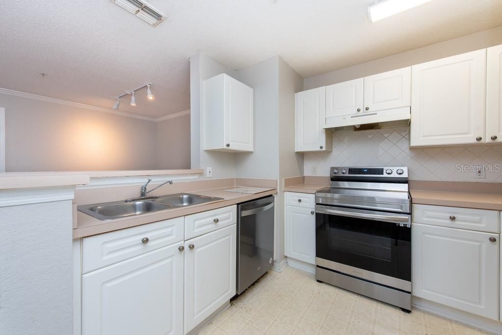 待售: $185,000 (2 贝兹, 2 浴室, 1161 平方英尺)