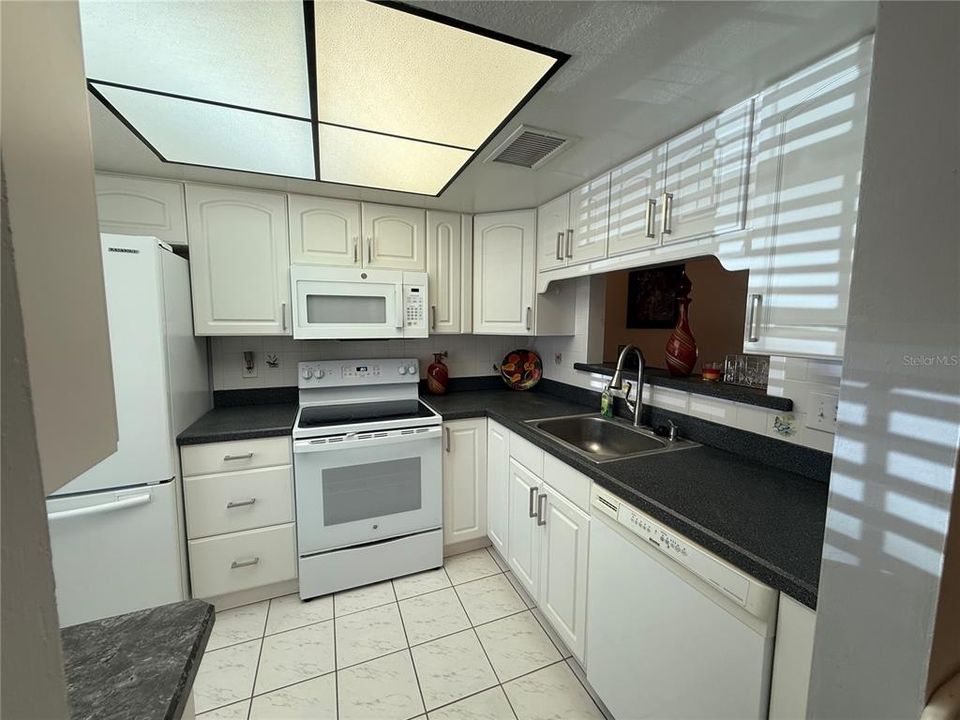 待售: $184,999 (2 贝兹, 2 浴室, 935 平方英尺)