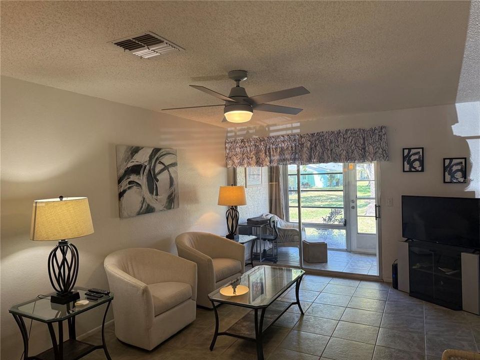 待售: $184,999 (2 贝兹, 2 浴室, 935 平方英尺)