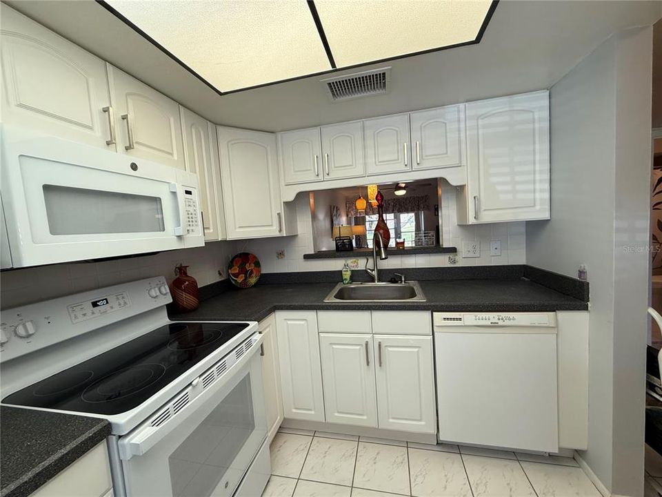 待售: $184,999 (2 贝兹, 2 浴室, 935 平方英尺)