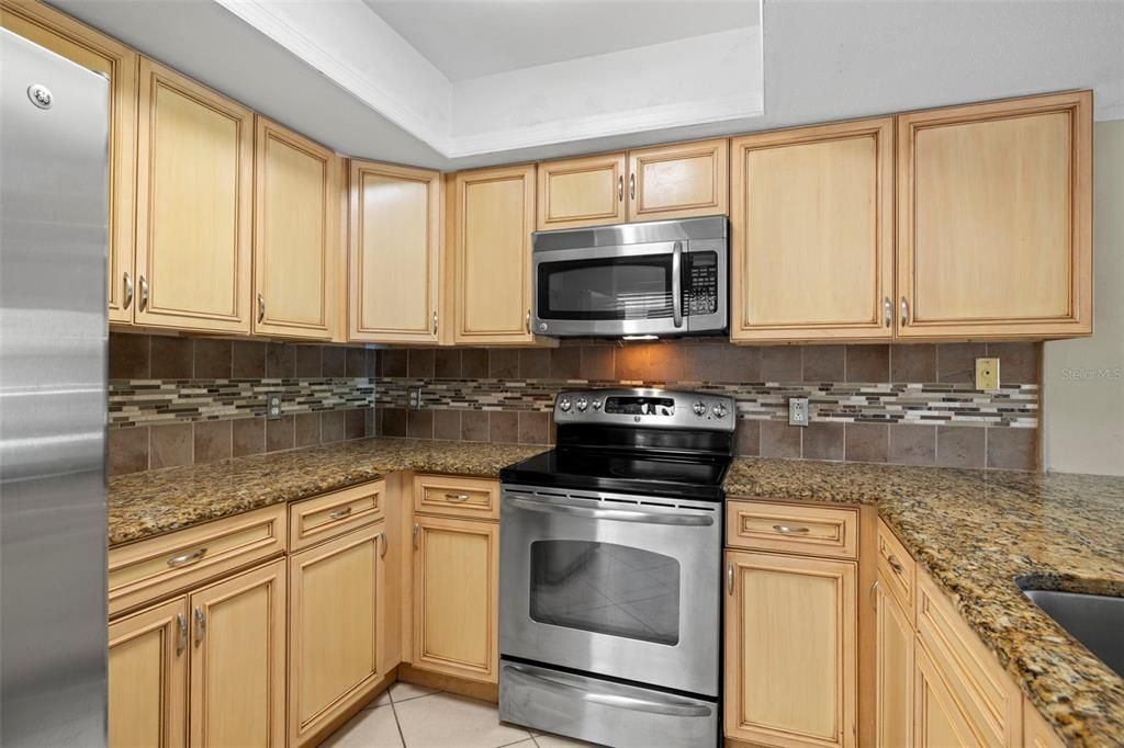 На продажу: $240,000 (2 спален, 2 ванн, 1218 Квадратных фут)