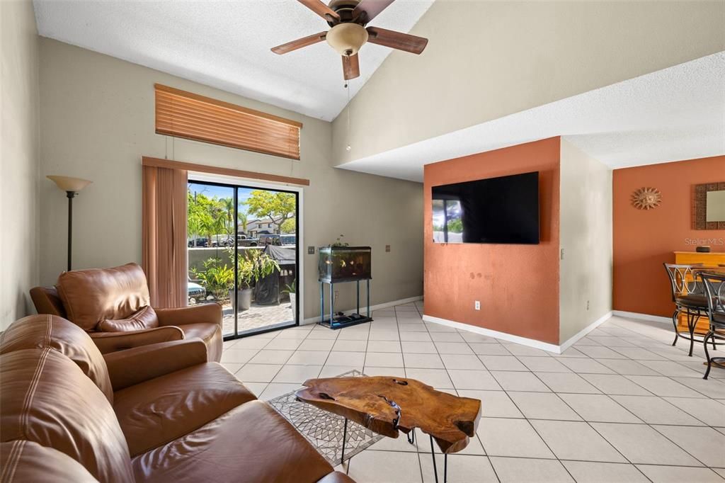 На продажу: $240,000 (2 спален, 2 ванн, 1218 Квадратных фут)