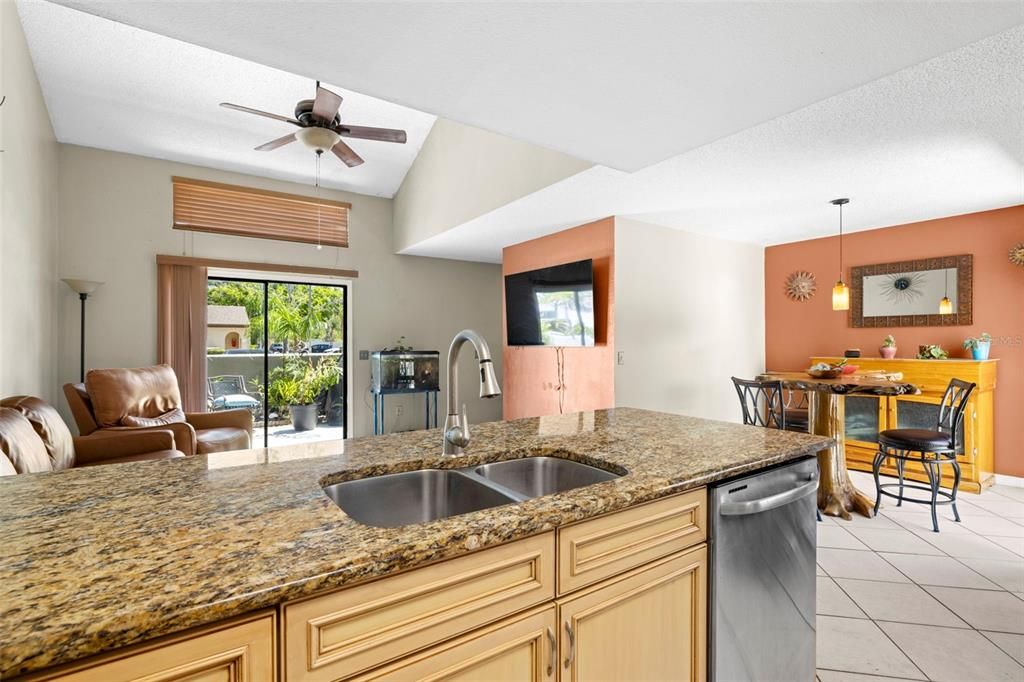 На продажу: $240,000 (2 спален, 2 ванн, 1218 Квадратных фут)