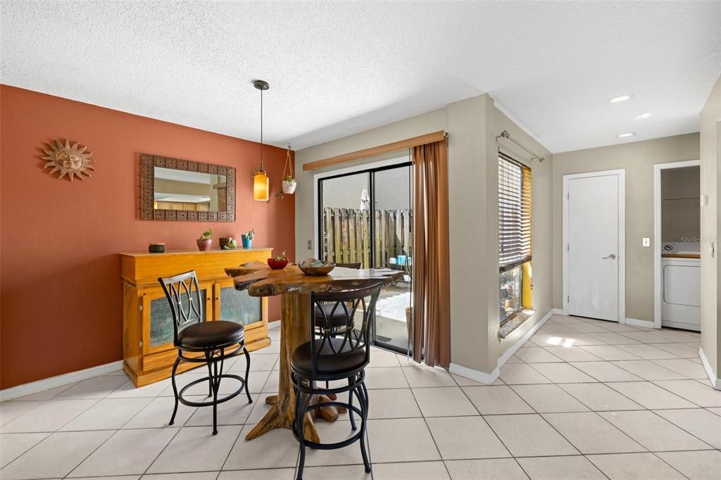 На продажу: $240,000 (2 спален, 2 ванн, 1218 Квадратных фут)