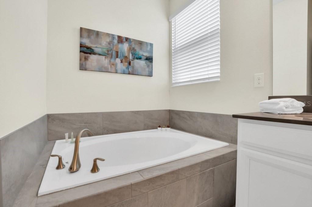 待售: $729,000 (5 贝兹, 5 浴室, 3388 平方英尺)