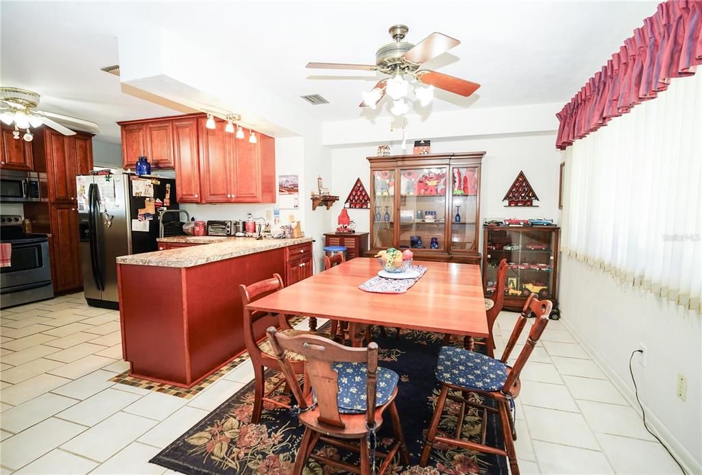 На продажу: $364,900 (3 спален, 2 ванн, 1604 Квадратных фут)