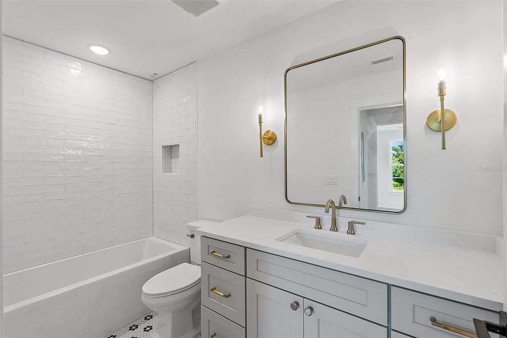 Activo con contrato: $1,725,000 (5 camas, 3 baños, 3460 Pies cuadrados)