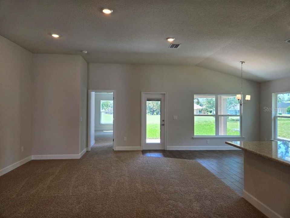 合同活跃: $313,300 (3 贝兹, 2 浴室, 1955 平方英尺)