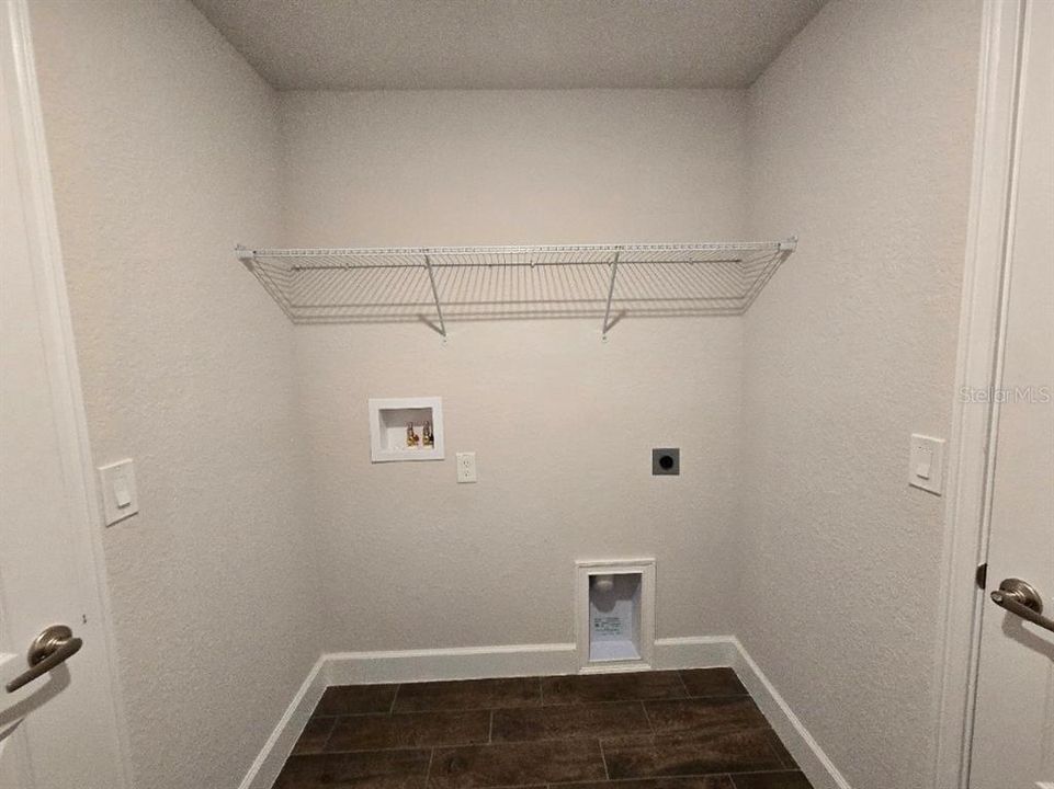 合同活跃: $313,300 (3 贝兹, 2 浴室, 1955 平方英尺)