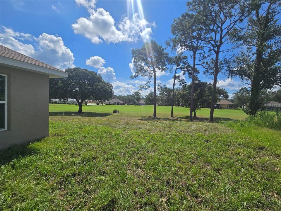 合同活跃: $313,300 (3 贝兹, 2 浴室, 1955 平方英尺)