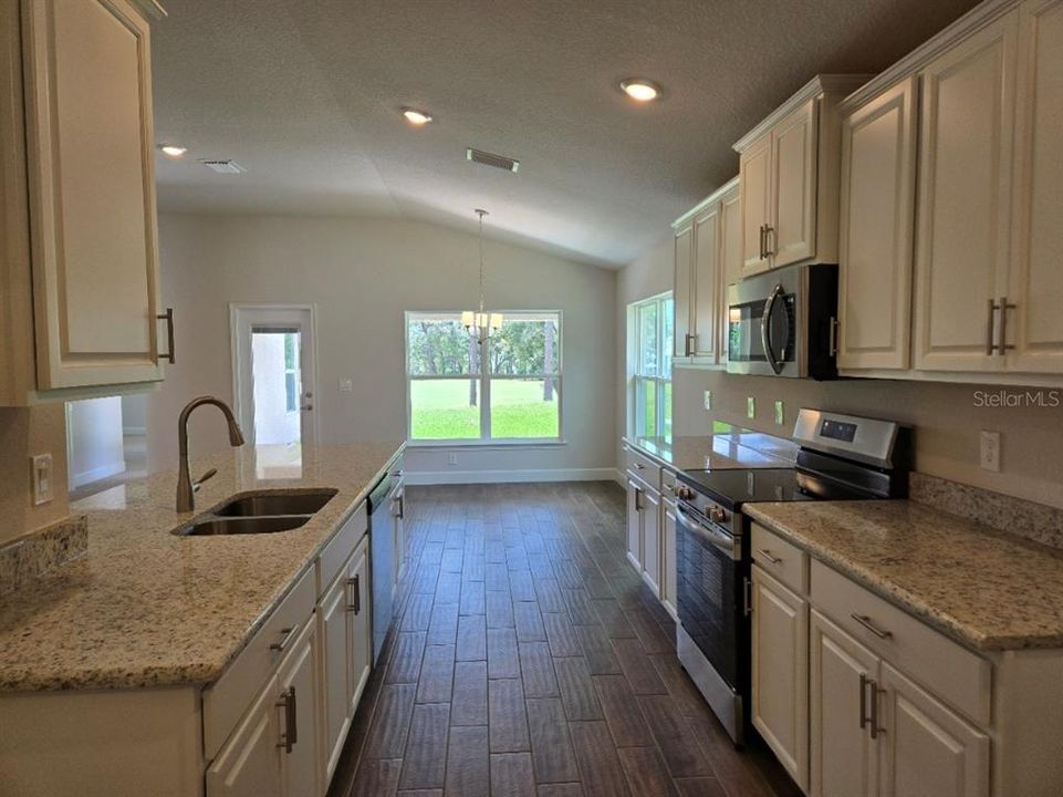 合同活跃: $313,300 (3 贝兹, 2 浴室, 1955 平方英尺)