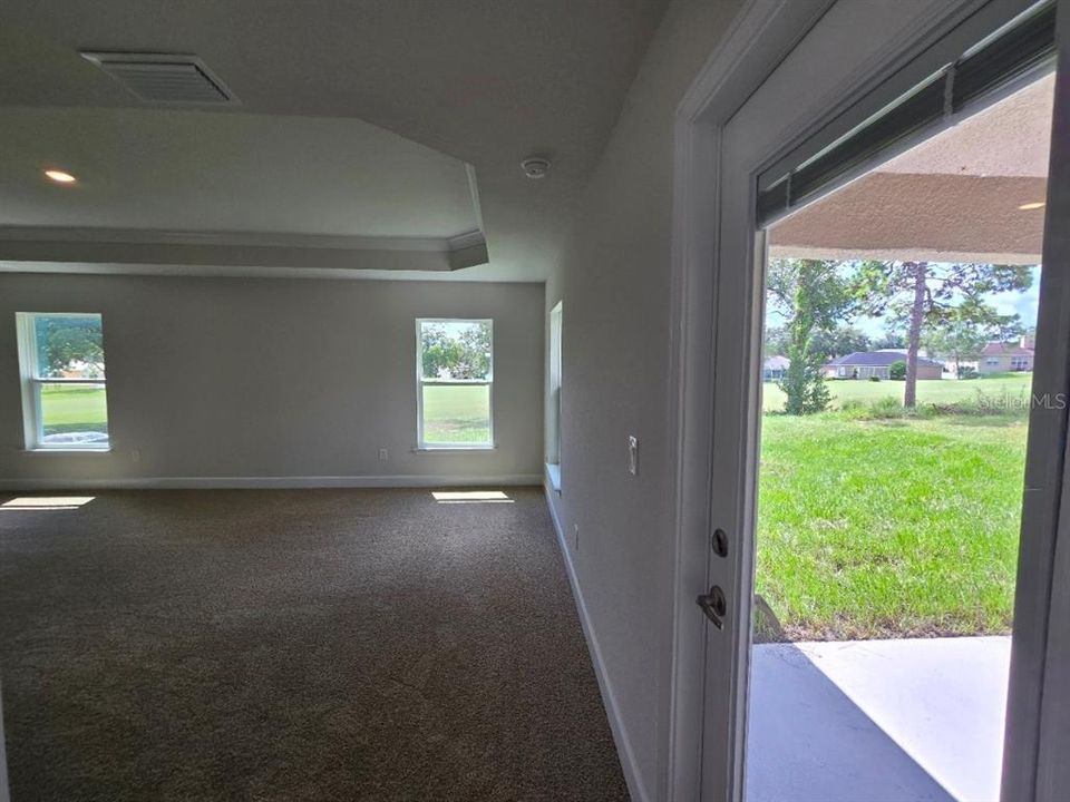 合同活跃: $313,300 (3 贝兹, 2 浴室, 1955 平方英尺)