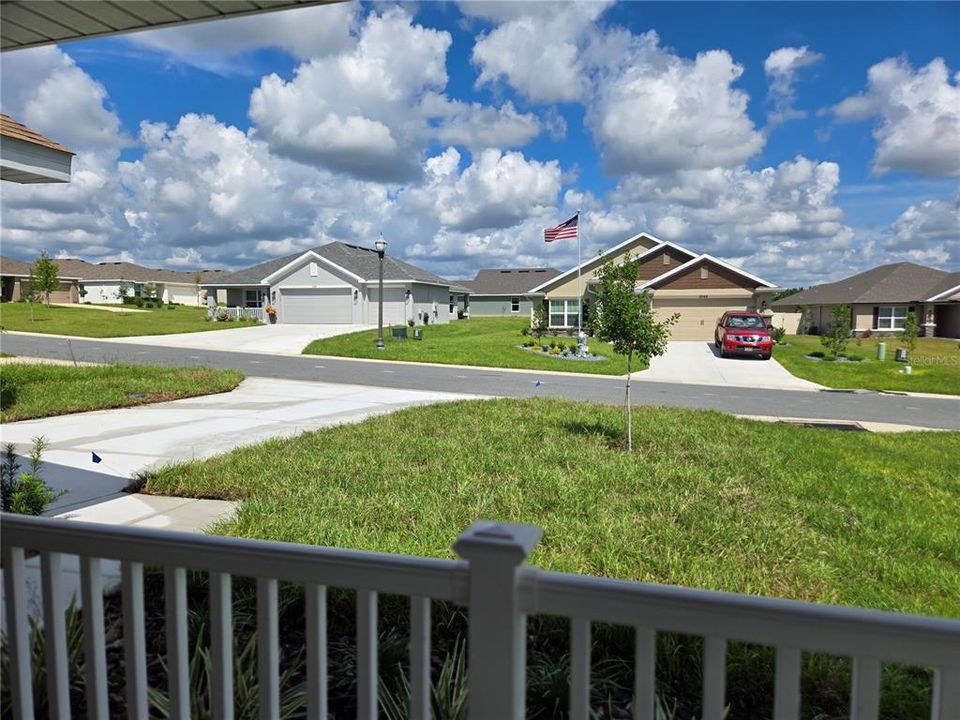 合同活跃: $313,300 (3 贝兹, 2 浴室, 1955 平方英尺)