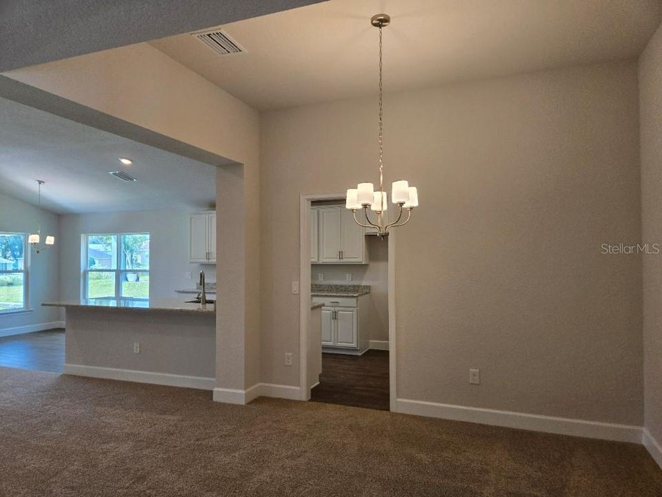 合同活跃: $313,300 (3 贝兹, 2 浴室, 1955 平方英尺)