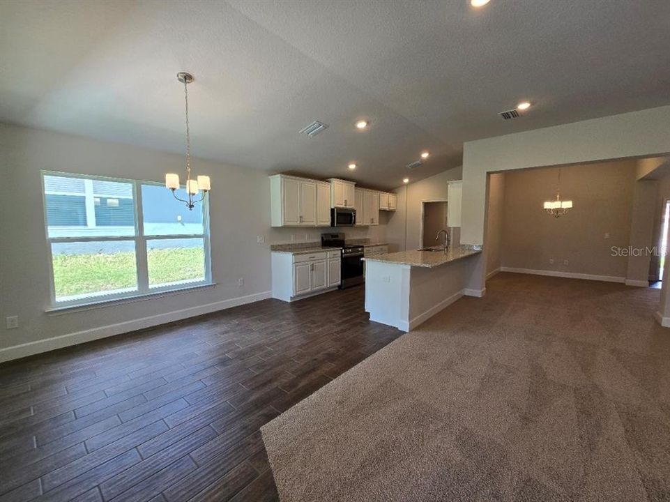 合同活跃: $313,300 (3 贝兹, 2 浴室, 1955 平方英尺)