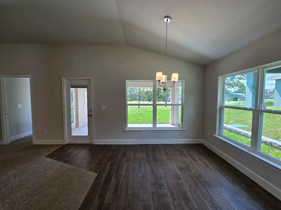 合同活跃: $313,300 (3 贝兹, 2 浴室, 1955 平方英尺)