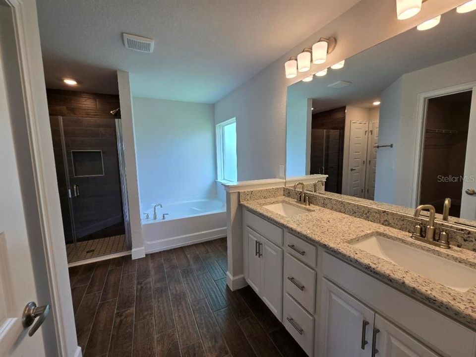 合同活跃: $313,300 (3 贝兹, 2 浴室, 1955 平方英尺)