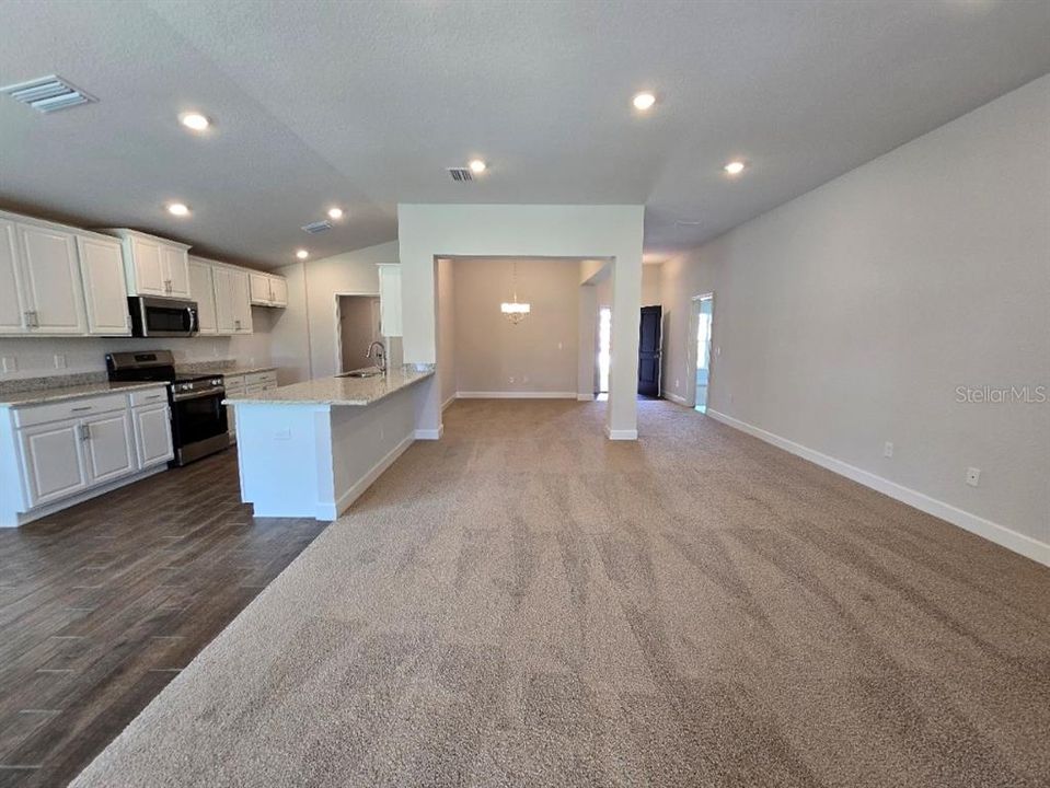 合同活跃: $313,300 (3 贝兹, 2 浴室, 1955 平方英尺)