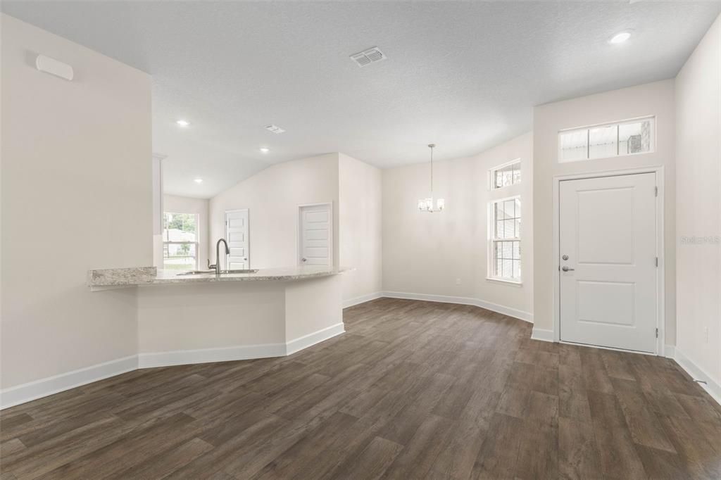 Activo con contrato: $295,000 (3 camas, 2 baños, 1505 Pies cuadrados)