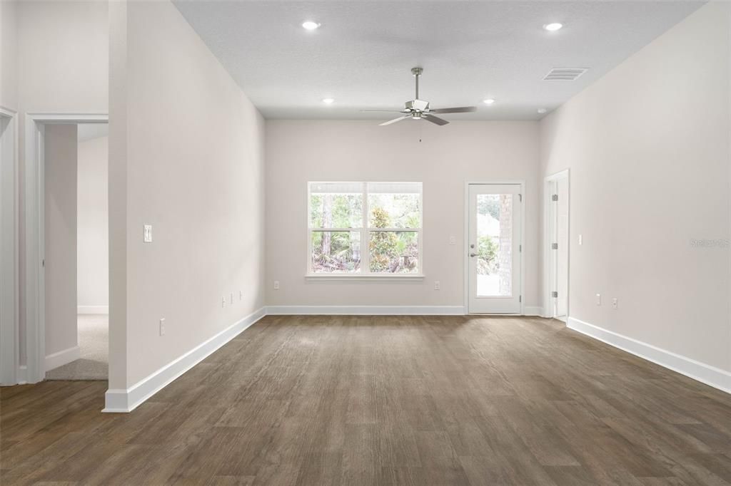 Activo con contrato: $295,000 (3 camas, 2 baños, 1505 Pies cuadrados)