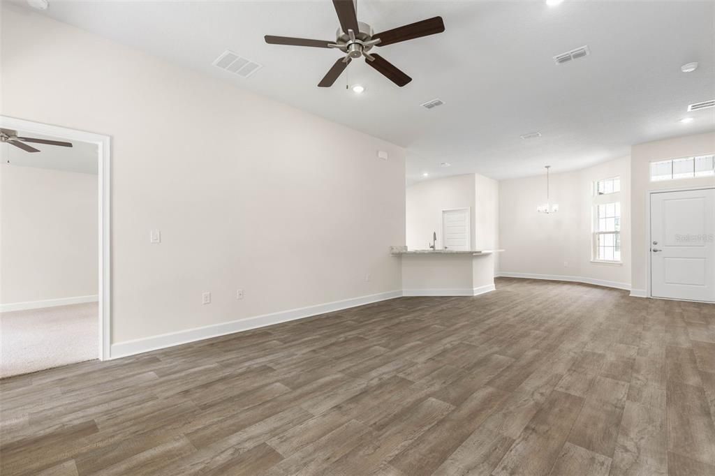 Activo con contrato: $295,000 (3 camas, 2 baños, 1505 Pies cuadrados)