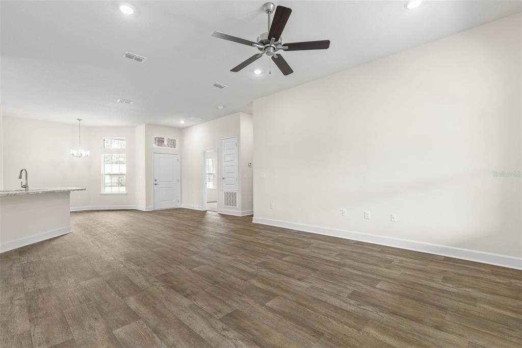 Activo con contrato: $295,000 (3 camas, 2 baños, 1505 Pies cuadrados)