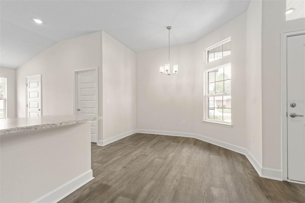 Activo con contrato: $295,000 (3 camas, 2 baños, 1505 Pies cuadrados)