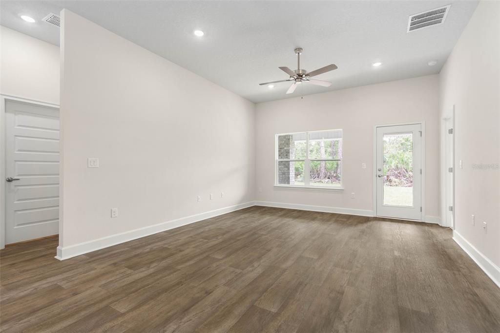 Activo con contrato: $295,000 (3 camas, 2 baños, 1505 Pies cuadrados)