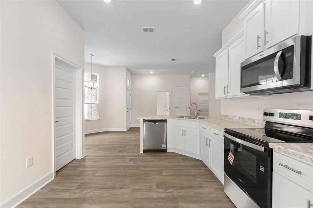 Activo con contrato: $295,000 (3 camas, 2 baños, 1505 Pies cuadrados)