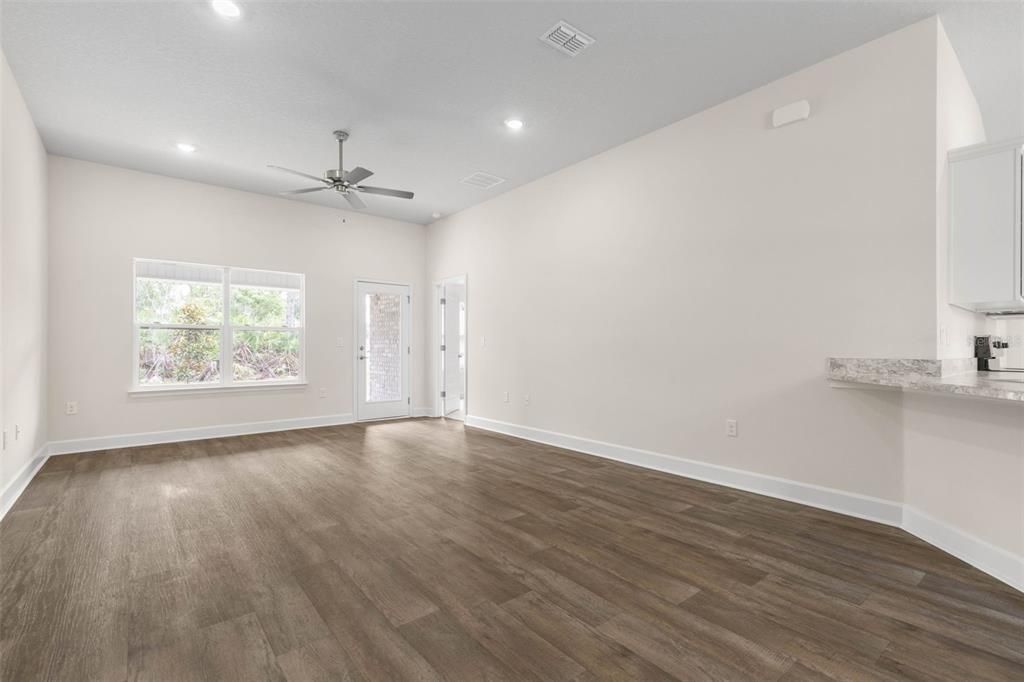 Activo con contrato: $295,000 (3 camas, 2 baños, 1505 Pies cuadrados)