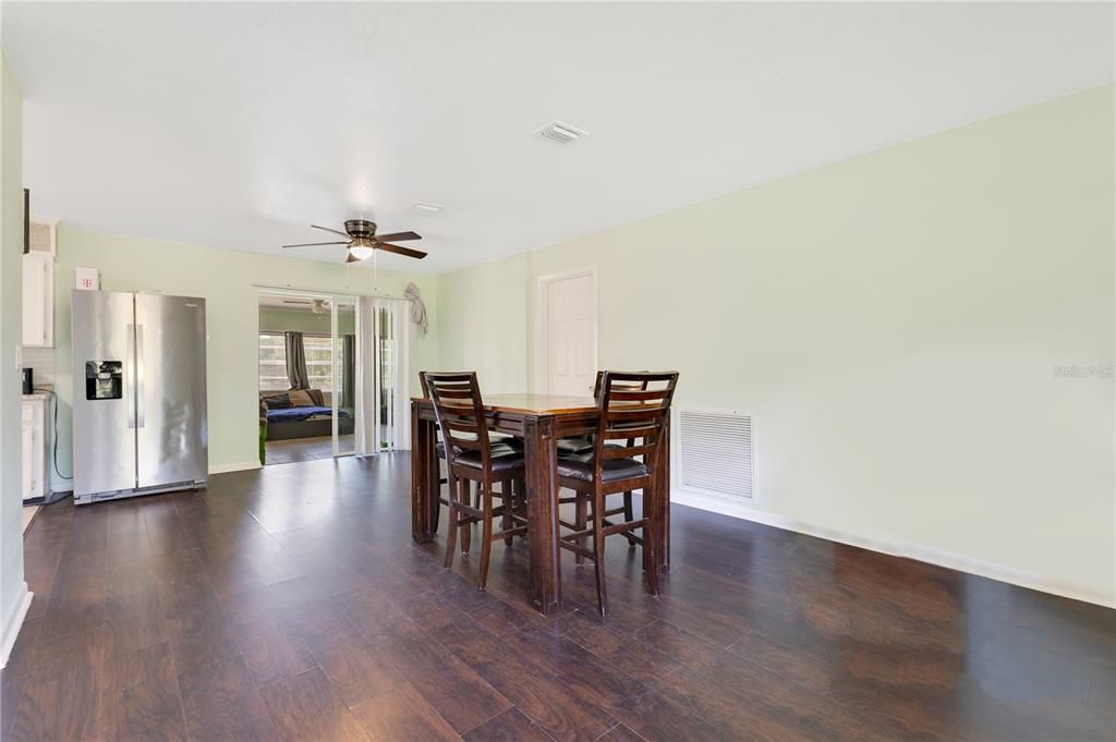 En Venta: $990,000 (4 camas, 2 baños, 2077 Pies cuadrados)