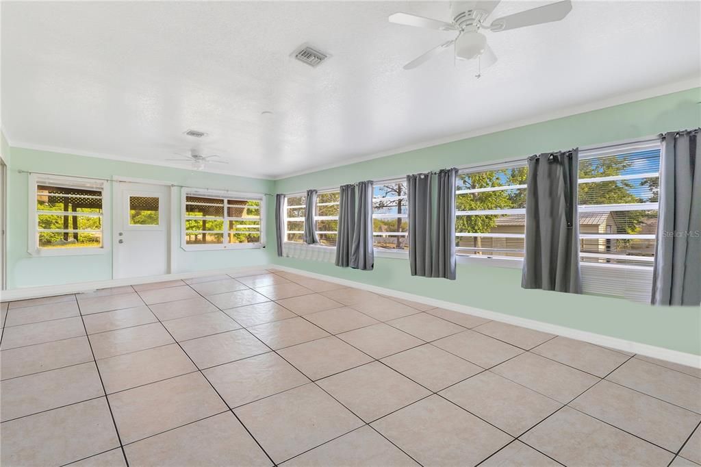 En Venta: $990,000 (4 camas, 2 baños, 2077 Pies cuadrados)