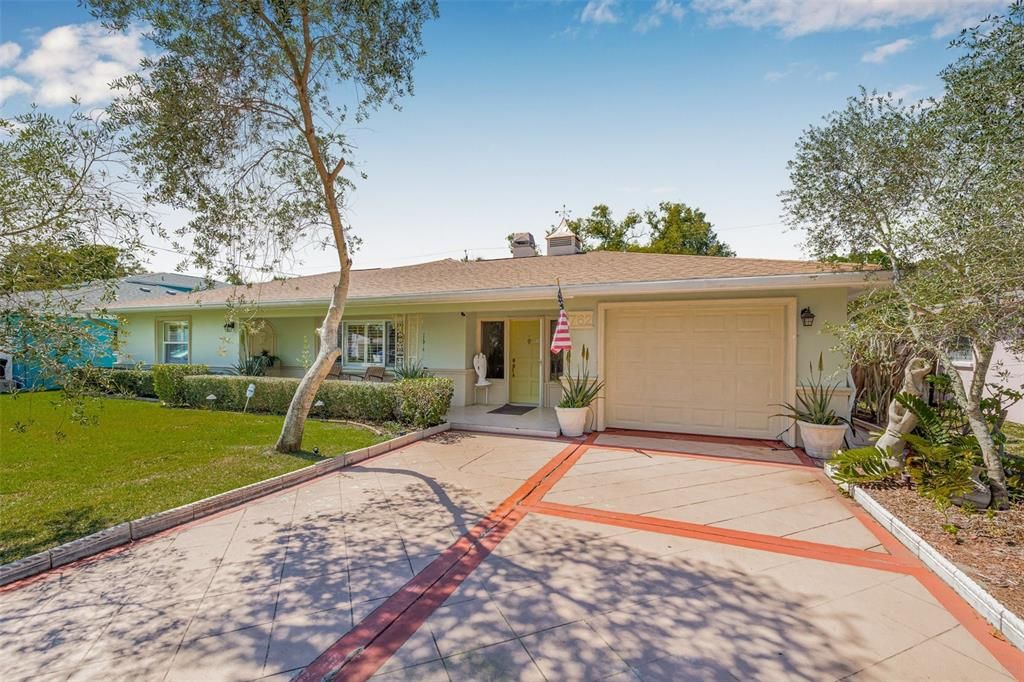 最近售出: $599,000 (4 贝兹, 3 浴室, 2294 平方英尺)