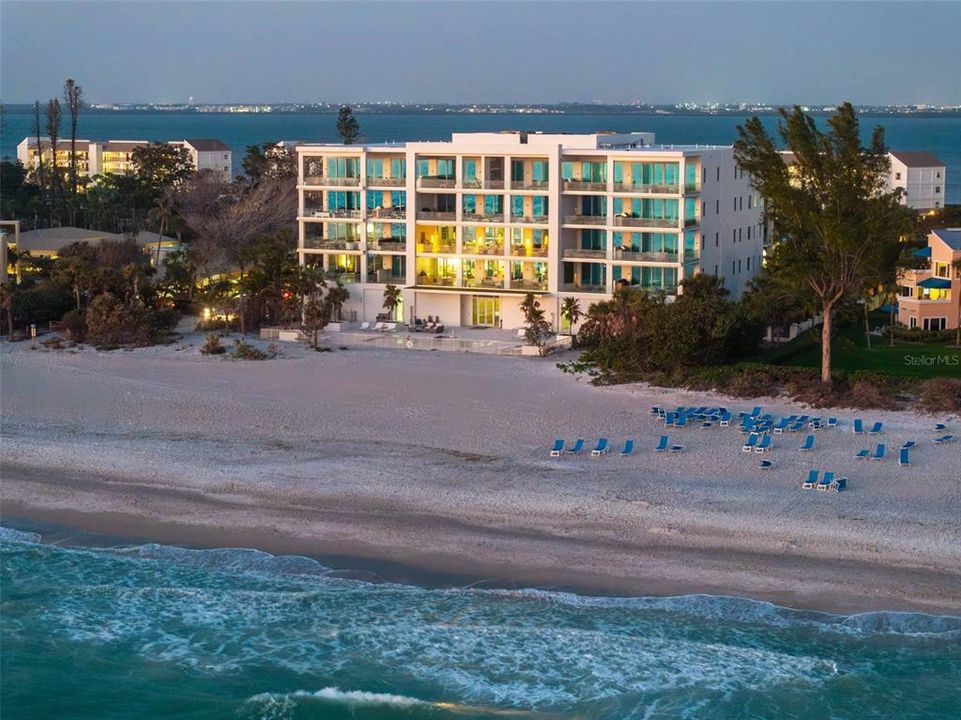 合同活跃: $5,895,000 (3 贝兹, 3 浴室, 3368 平方英尺)