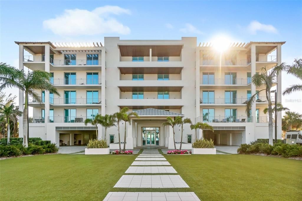 合同活跃: $5,895,000 (3 贝兹, 3 浴室, 3368 平方英尺)