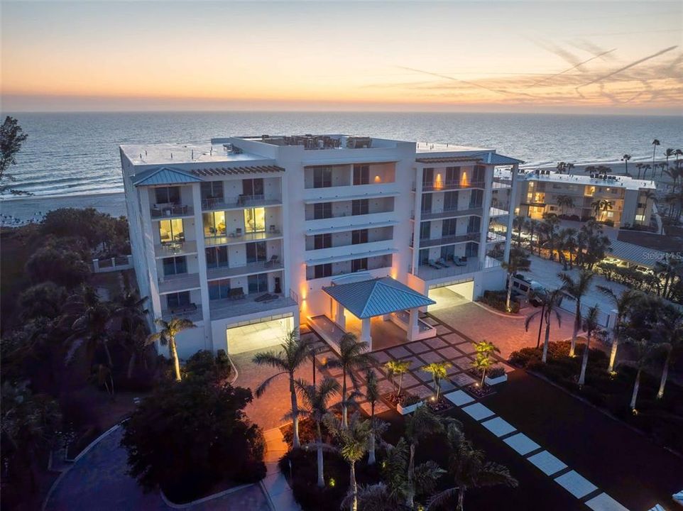 合同活跃: $5,895,000 (3 贝兹, 3 浴室, 3368 平方英尺)