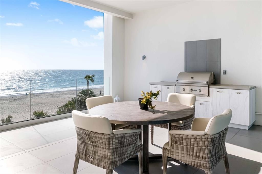 合同活跃: $5,895,000 (3 贝兹, 3 浴室, 3368 平方英尺)