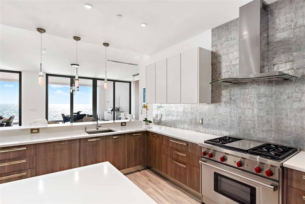 合同活跃: $5,895,000 (3 贝兹, 3 浴室, 3368 平方英尺)