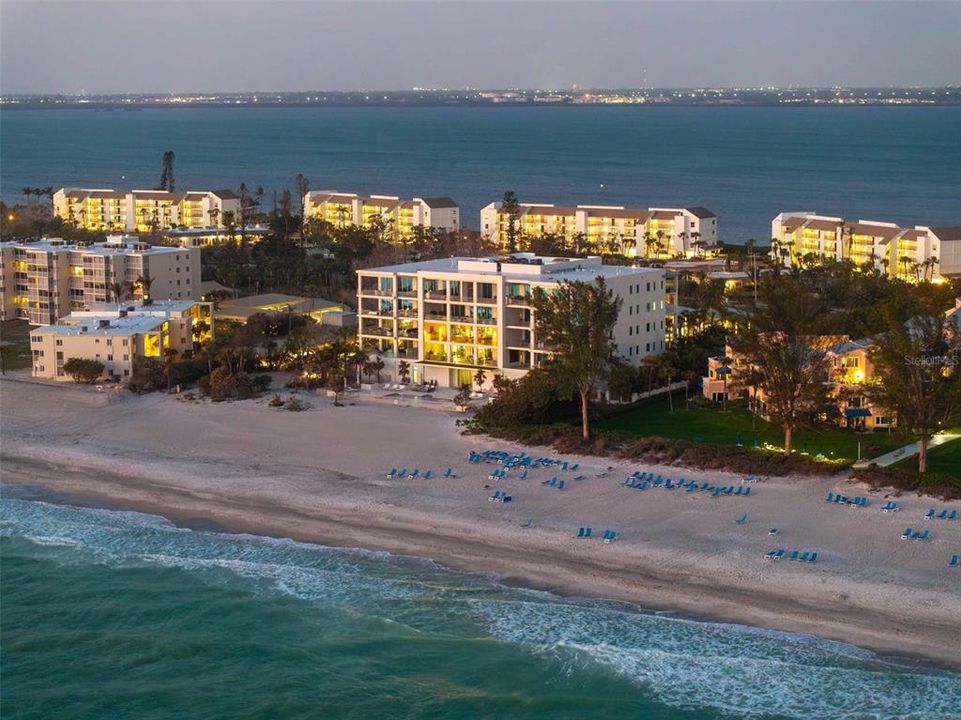 合同活跃: $5,895,000 (3 贝兹, 3 浴室, 3368 平方英尺)