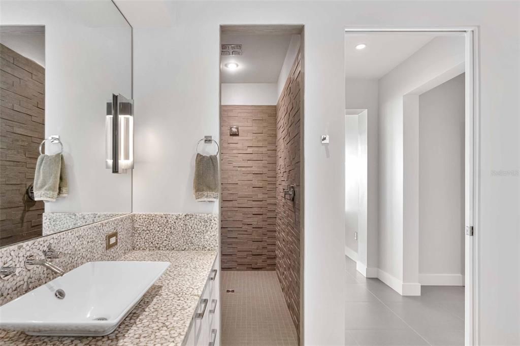 合同活跃: $5,895,000 (3 贝兹, 3 浴室, 3368 平方英尺)